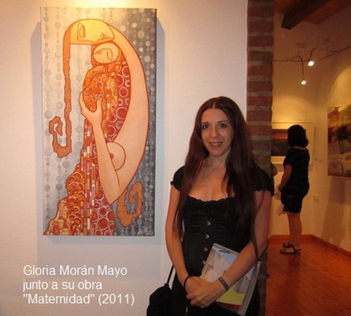 Gloria Moran Mayo junto a su obra Gloria Moran Mayo junto a su obra